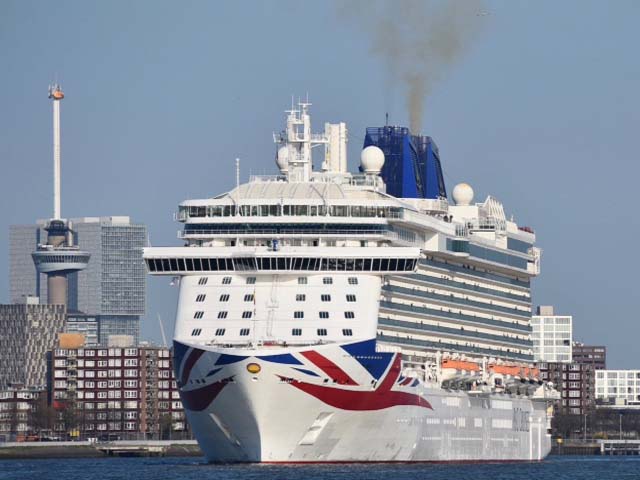 Cruiseschip ms Britannia van P&O aan de Cruise Terminal Rotterdam